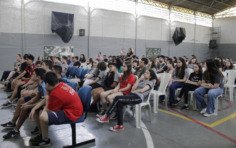 Enquanto assistiam aos colegas, os alunos também expunham opiniões | abc+