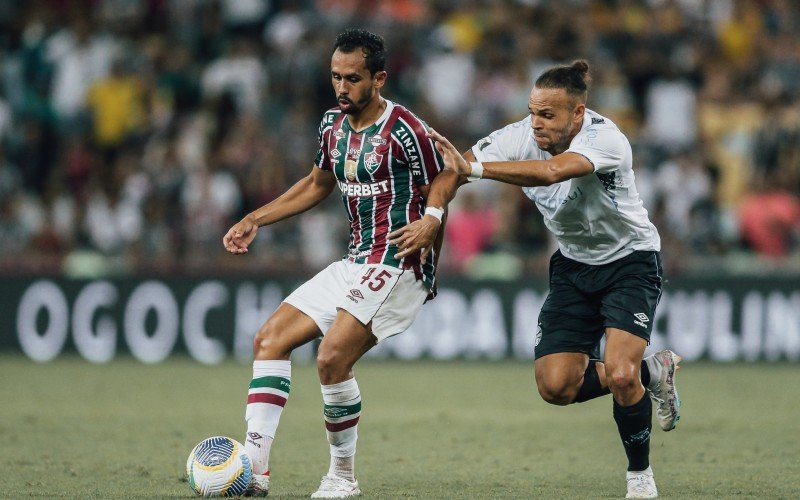 Lima e Braithwaite disputam bola no Maracanã | abc+