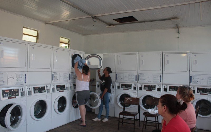 Lavanderia comunitária funciona ao lado do Centro de Distribuição, na Escola Municipal Dr Nelson Paim Terra, no bairro Rio Branco