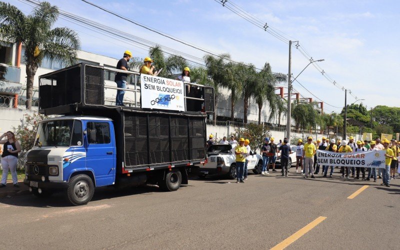 Protesto reuniu cerca de 500 pessoas em frente à RGE, contra bloqueio na geração de energia solar