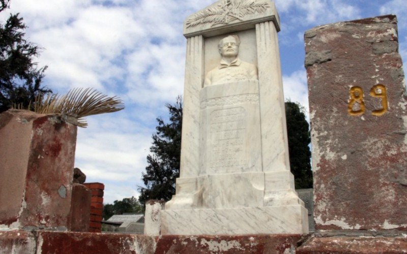  Túmulo-monumento está localizado no Cemitério Municipal de São Leopoldo, no bairro Cristo Rei.