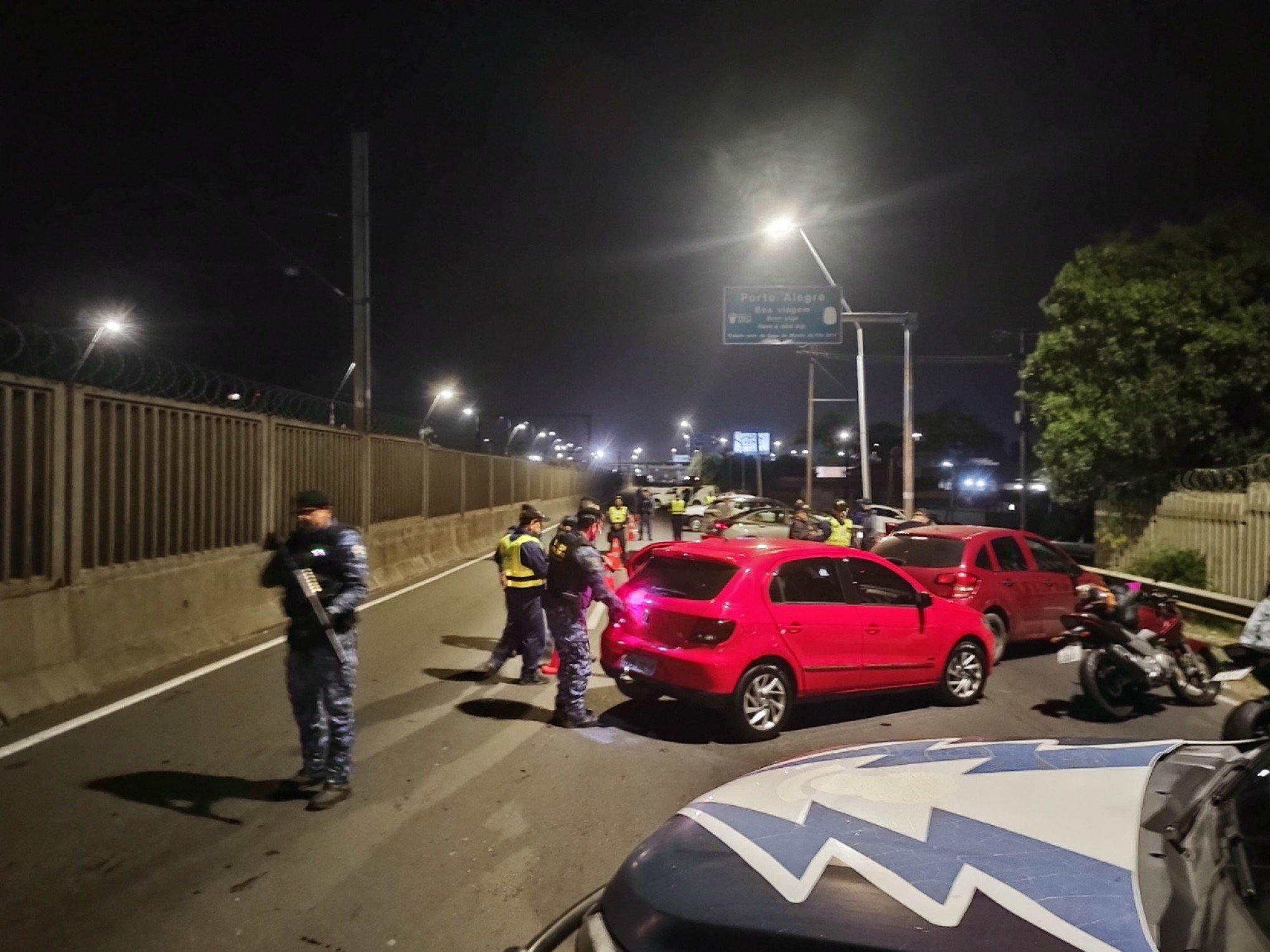 Guarda municipal é atropelado por motociclista sem CNH em avenida de Porto Alegre