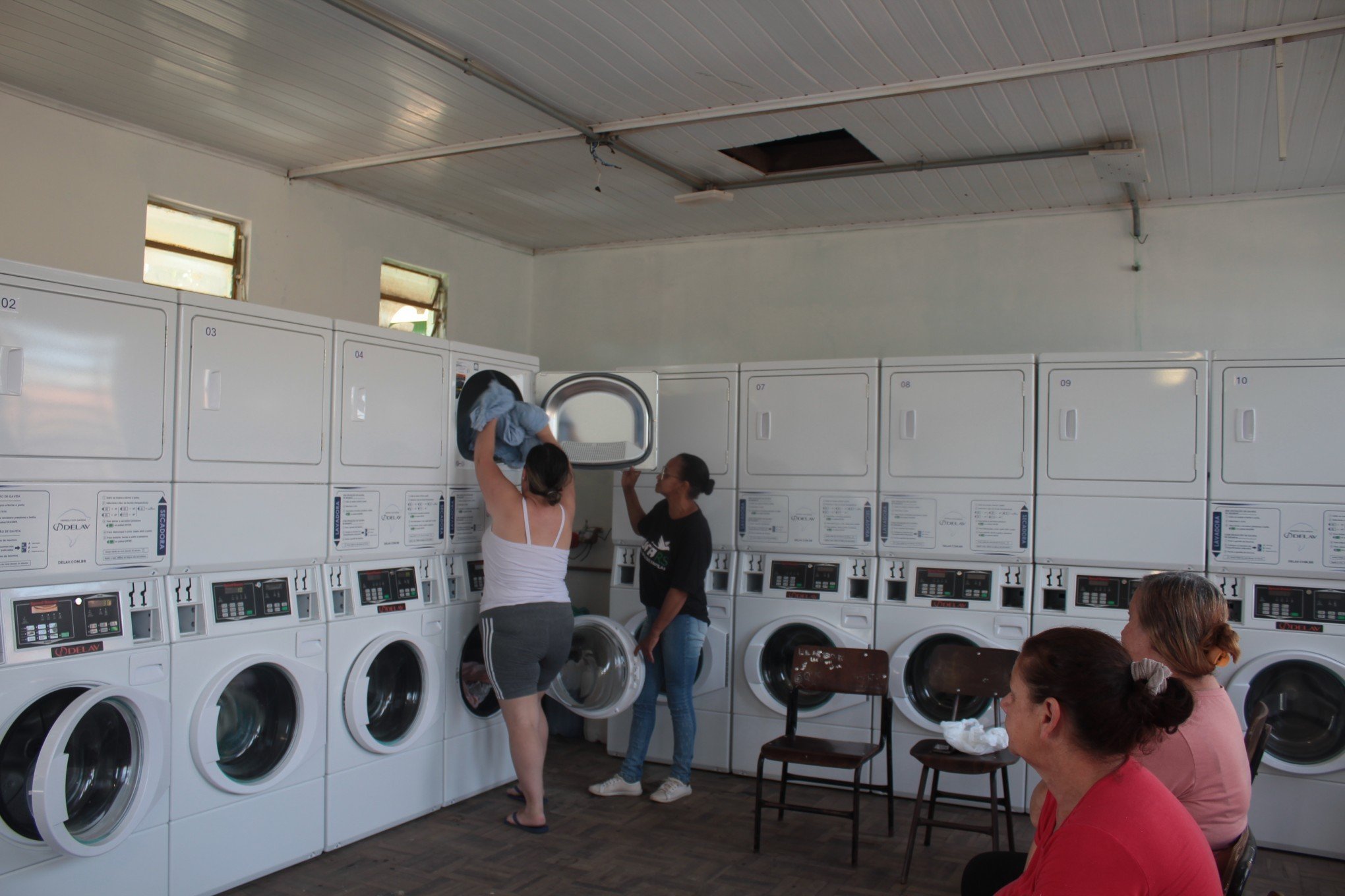 Lavanderia comunitária atende população atingida pelas enchentes em Canoas