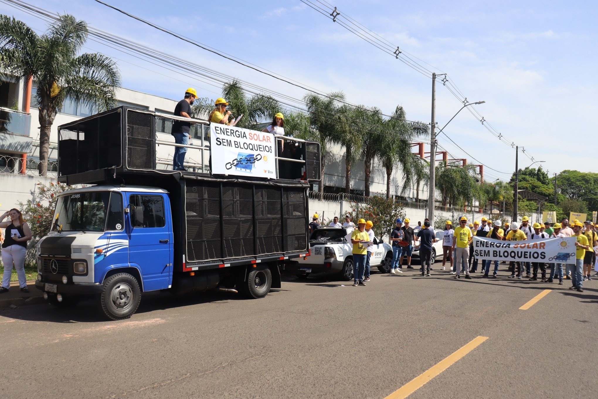 Protesto "Energia solar sem bloqueios" reuniu centenas de pessoas defronte à sede da RGE