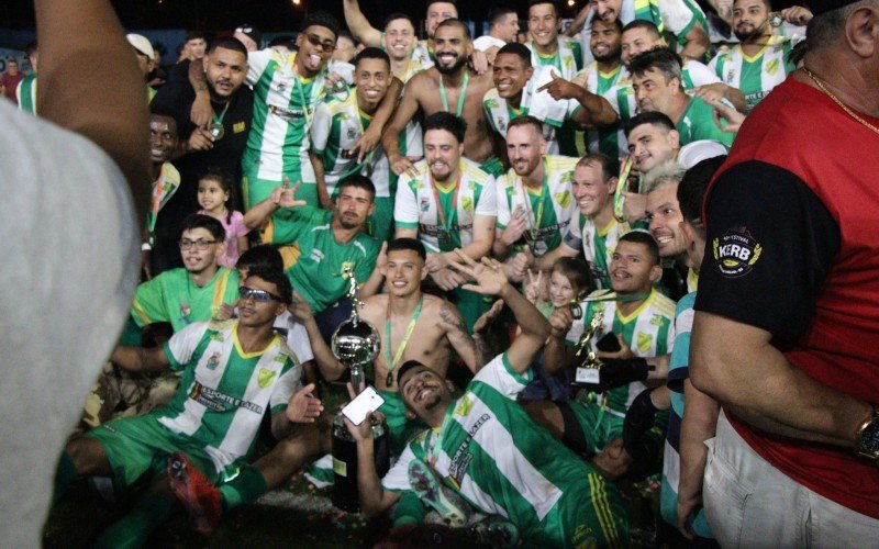 Time do Hamburguês ergue o troféu de campeão | abc+