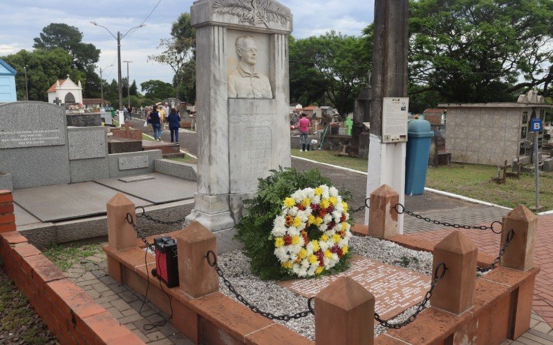 Túmulo-monumento de Dr. Hillebrand fica na entrada do Cemitério Municipal, próximo à Floricultura Girassol