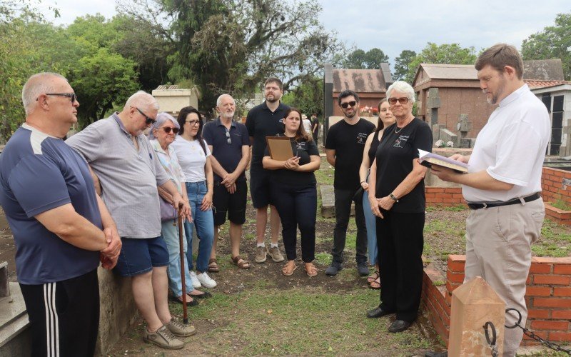 A homenagem a Dr Hillebrand ocorreu junto ao túmulo-monumento
