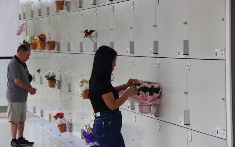 Familiares visitam túmulos para homenagear entes queridos | abc+