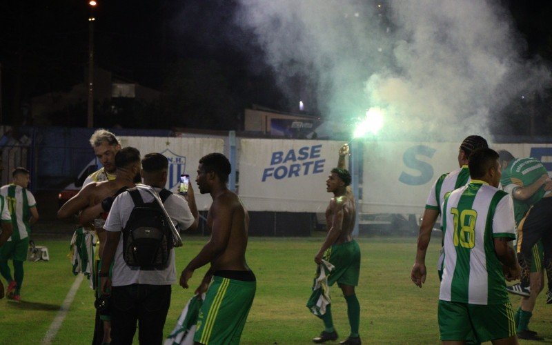 Robinho (sem camisa, com o sinalizador) foi o destaque do campeonato | abc+