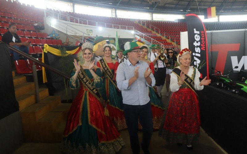 Desfile pelos estandes no Ginásio Municipal antecipou a cerimônia de abertura oficial