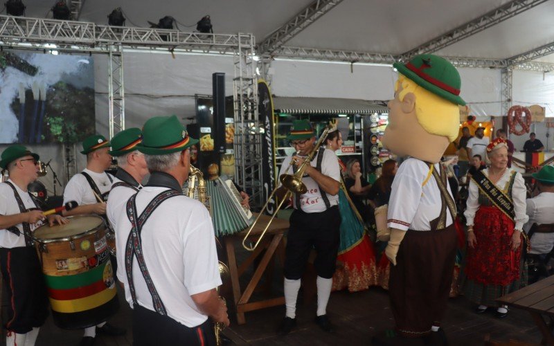 Banda típica Força Total tocou na Vila Germânica logo antes da solenidade