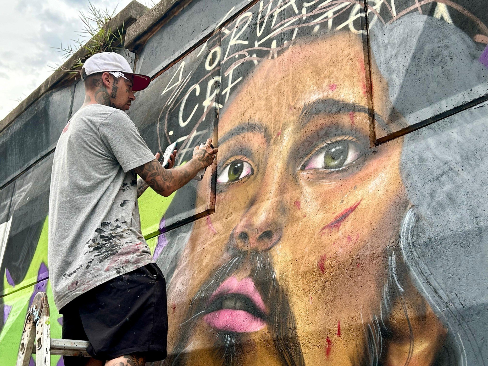 Encontro de grafiteiros em Sapiranga transforma viaduto da RS-239 em obra de arte; veja fotos e vídeo