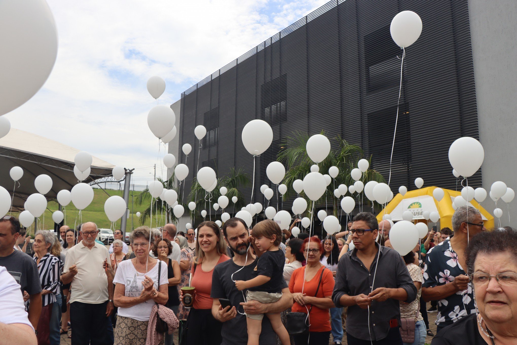 VÍDEO: Homenagem aos que já partiram é marcada por soltura de balões no Cemitério Memorial Krause