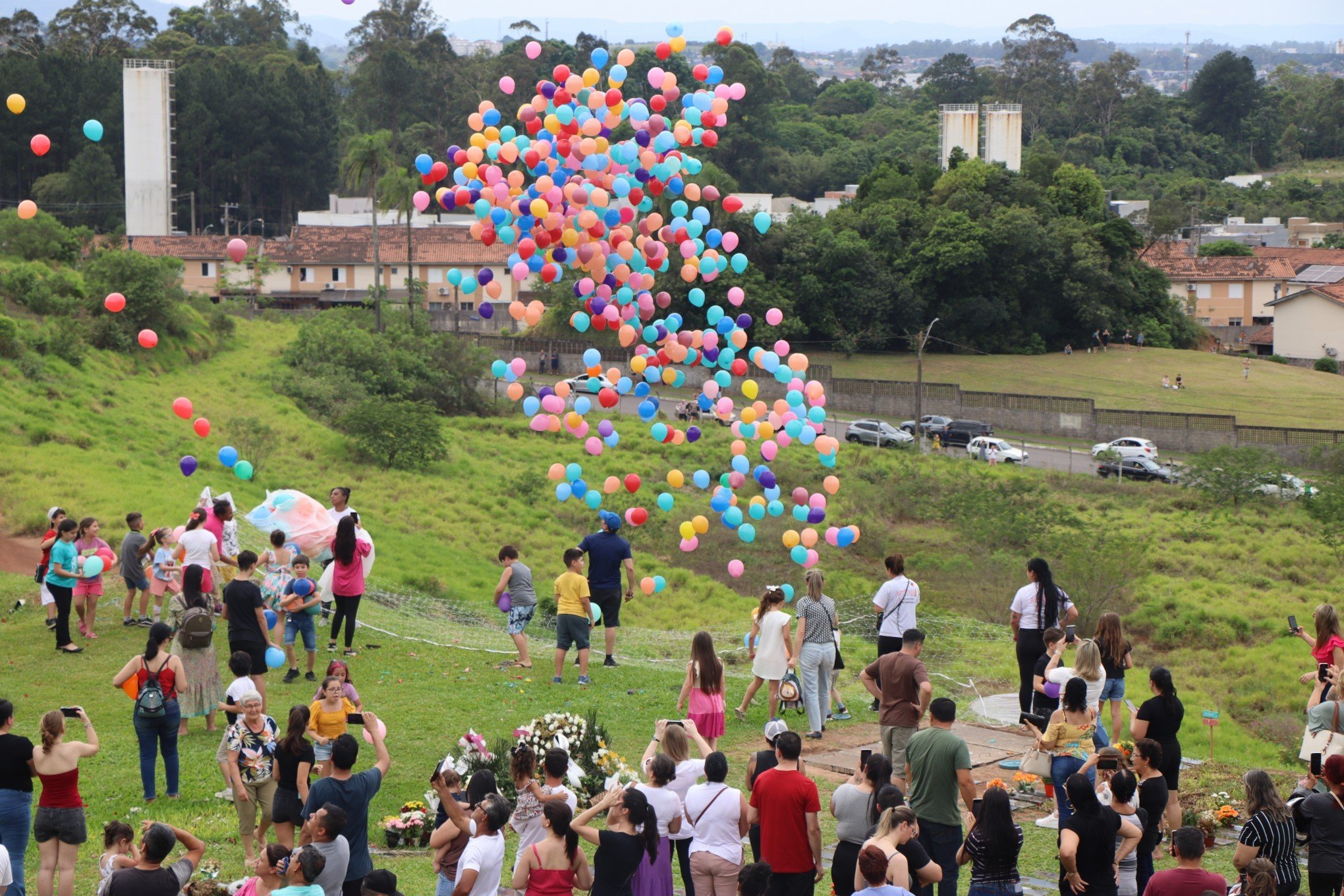 VÍDEO: Revoada de balões coloridos e chuva de pétalas celebram Dia de Finados no Jardim da Memória