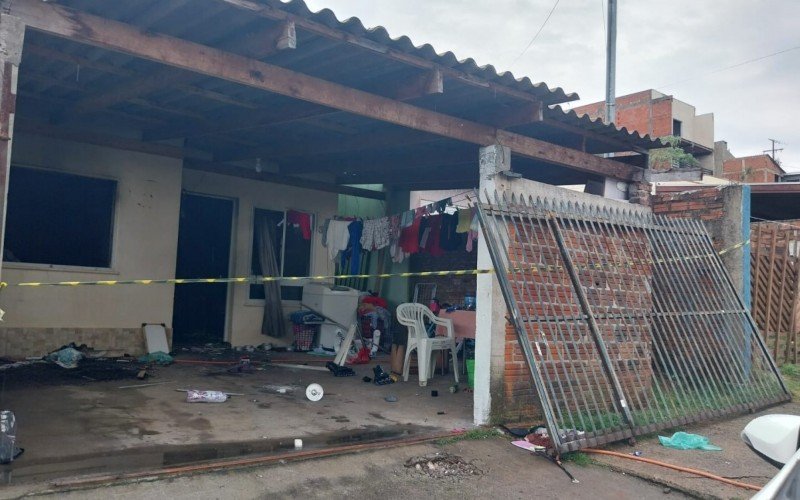 Casa na Rua Milton João Heinle, no bairro Boa Saúde, foi parcialmente atingida por fogo. O dono provocou o sinistro após jogar combustível familiares e ferir esposa, filhos e neta com uma faca  | abc+