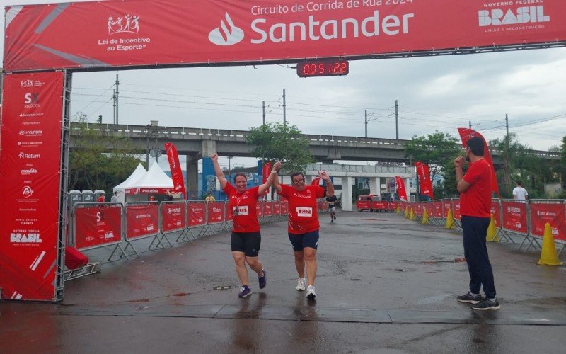  Deise Zimmi auxiliou Nilza Gonçalves no final do trajeto do Circuito de Corridas Santander | abc+