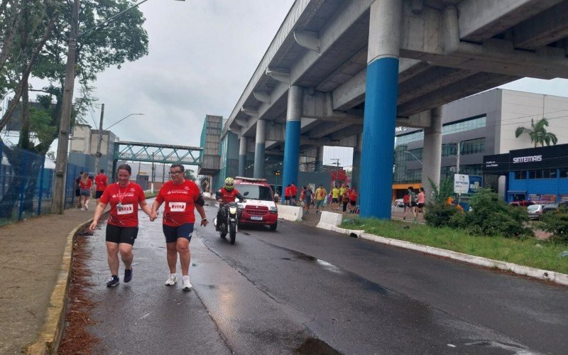  Deise Zimmi auxiliou Nilza Gonçalves no final do trajeto do Circuito de Corridas Santander | abc+