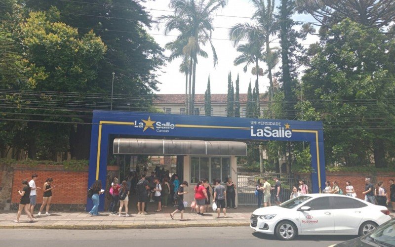 Movimento intenso de estudantes, no começo da tarde deste domingo (3), em frente ao Colégio La Salle