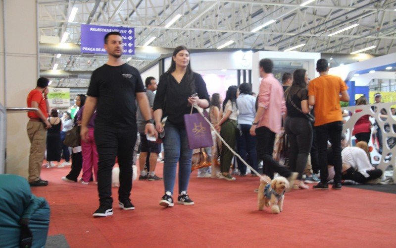 Feira de Negócios para Animais de Estimação começou neste domingo (3)