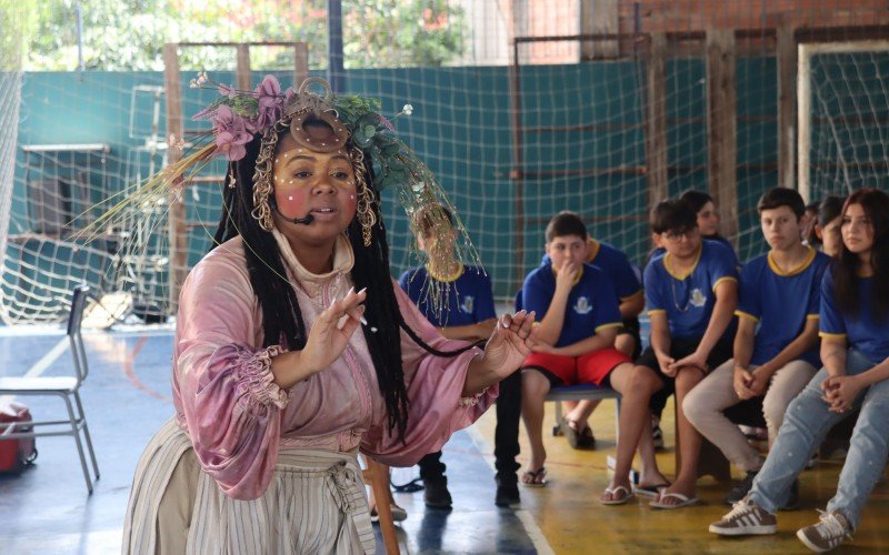 Mayura Matos se apresentou para alunos da Emef Paul Harris, dentro do projeto Sesc Mais Leitura