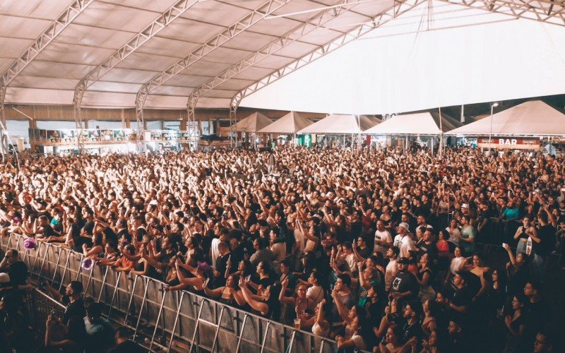 Milhares assistiram ao show de Pedro Sampaio, no palco principal, sábado