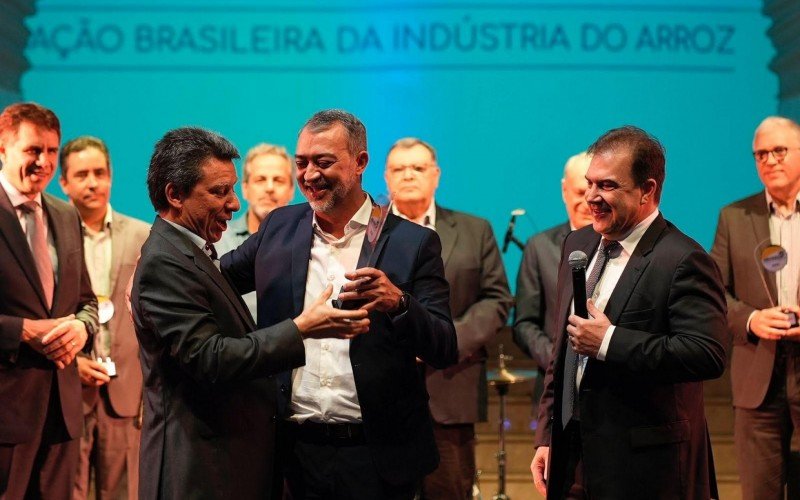 Diretor jurídico da Abiarroz, Eduardo Coradini; presidente da Conab, Edegar Pretto; e presidente da Abiarroz, Elton Doeler