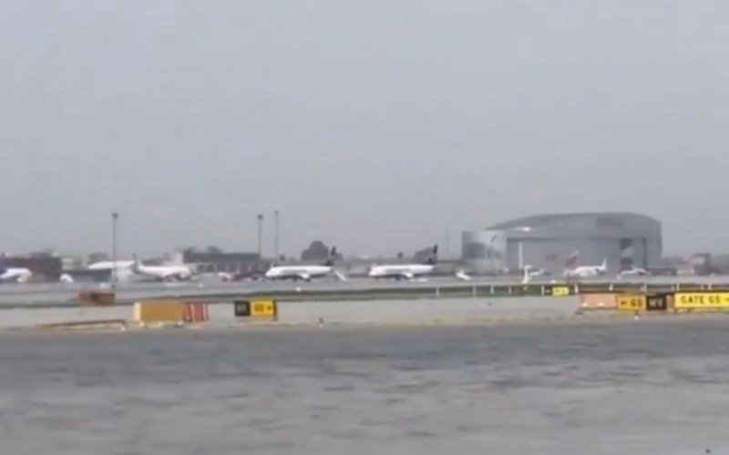 Pista do aeroporto de Barcelona é alagada pela chuva e voos são cancelados | abc+