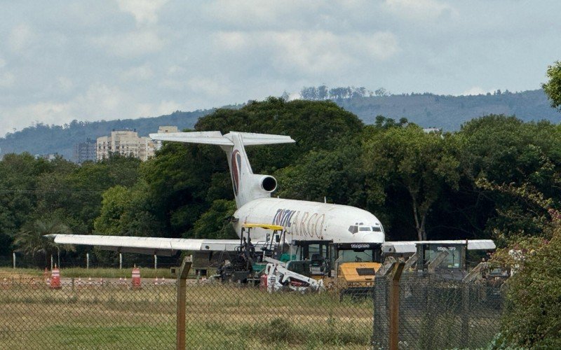 Seis meses depois, avião que ficou ilhado na enchente em Porto Alegre está sem os motores | abc+