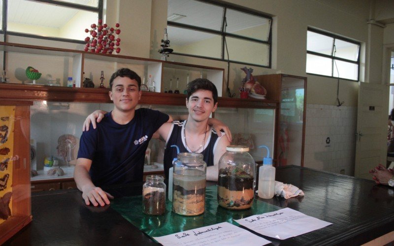 Os alunos Gustavo dos Santos Pozzebon e Andrei Gouvêa Trajano apresentaram uma pesquisa sobre impermeabilização do solo