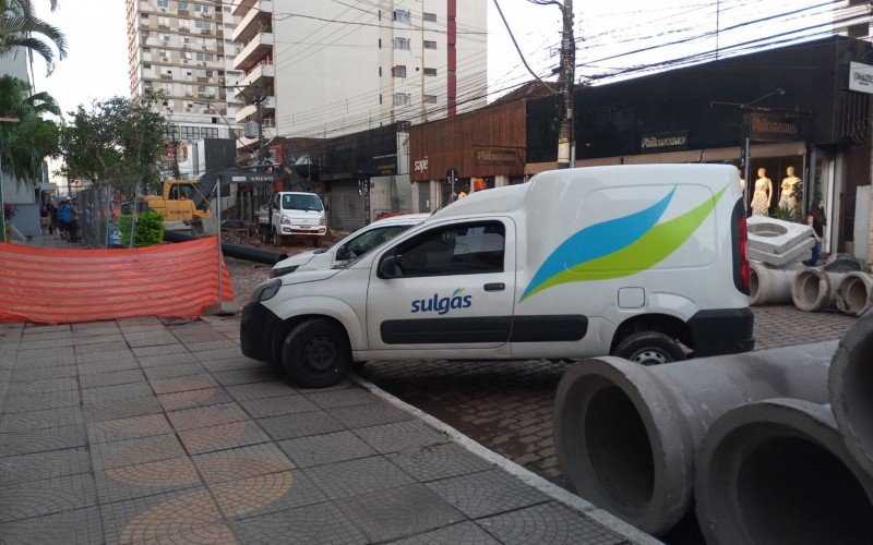 Vazamento de gás causa mau-cheiro em trecho da Rua Independência