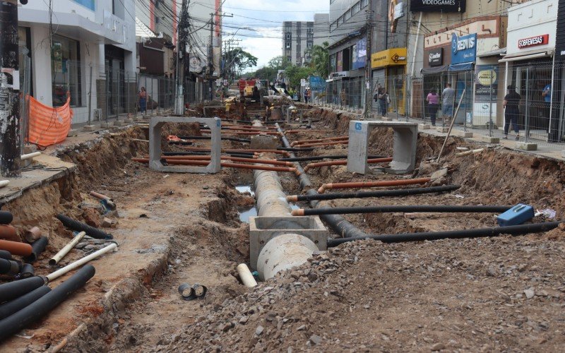 Serviços nas redes pluvial e de esgoto cloacal estão sendo executados na sétima quadra 