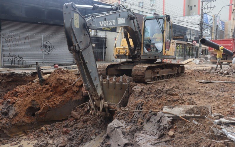 Equipes e máquinas já trabalham na sétima quadra da Rua Independência