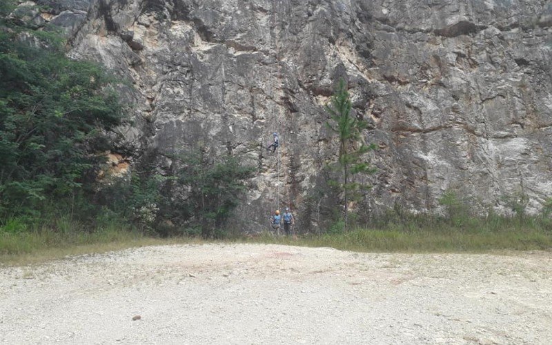 Jovem morre ao bater em paredão durante salto de bungee jump no Paraná | abc+