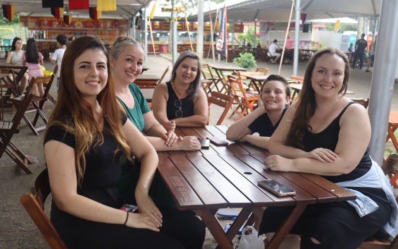 Grasiela (ao centro), foi com as amigas Susana (de camiseta preta), Vivian (de camiseta verde), e Sara (de regata preta), que levou junto o filho Samuel