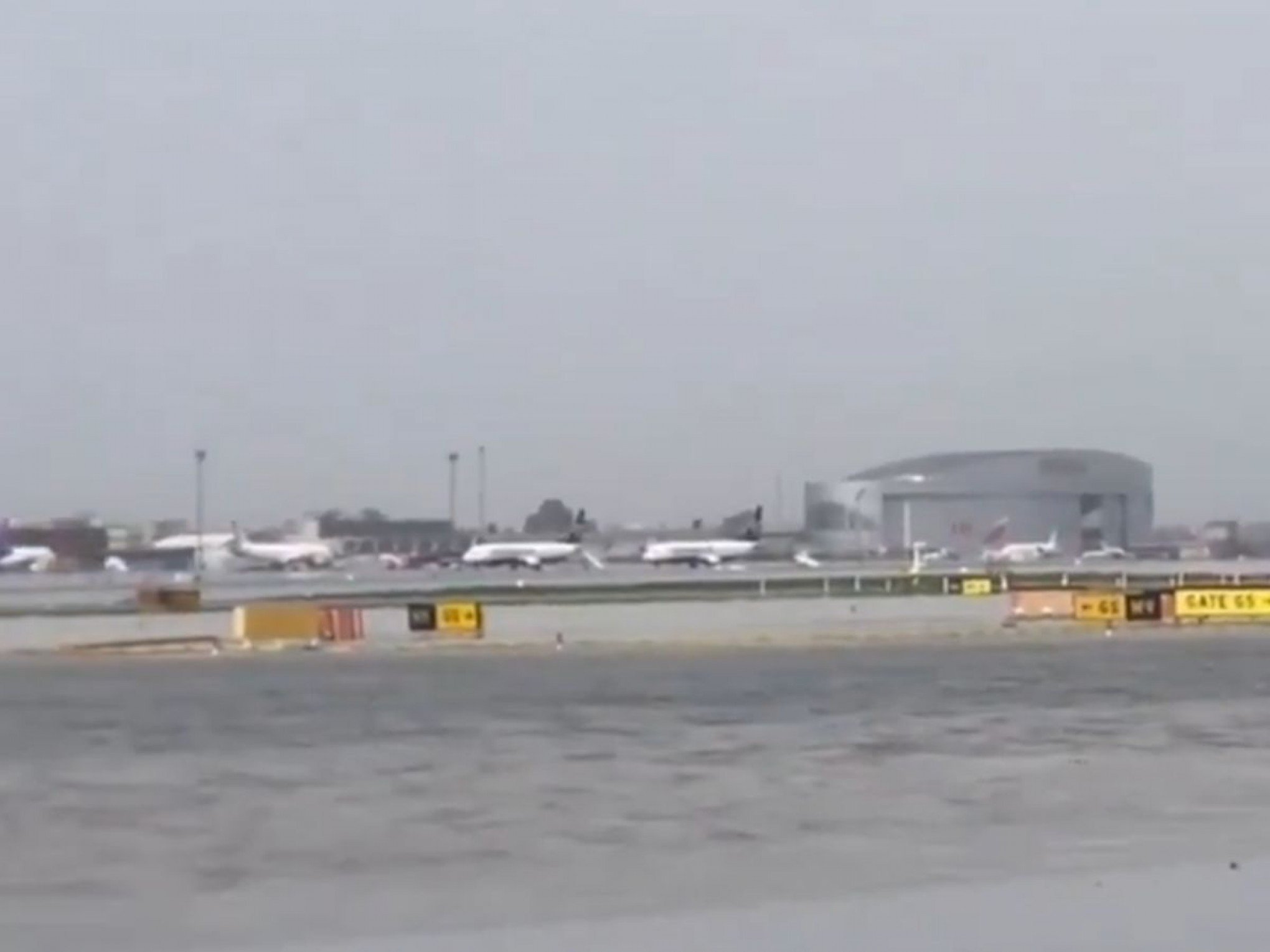 VÍDEO: Pista do aeroporto de Barcelona é alagada pela chuva e voos são cancelados