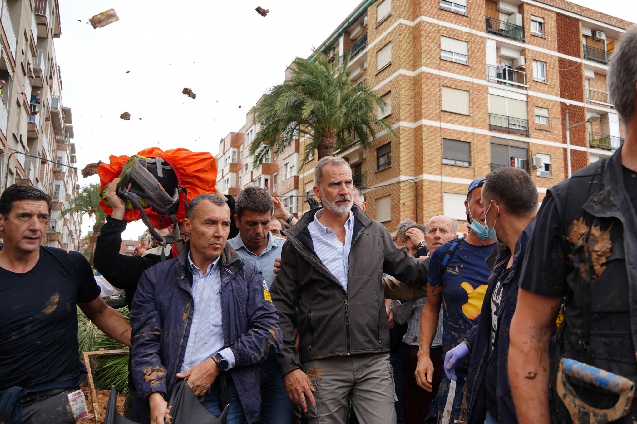 Rei da Espanha é recebido com lama e protestos durante visita à área atingida pela chuva