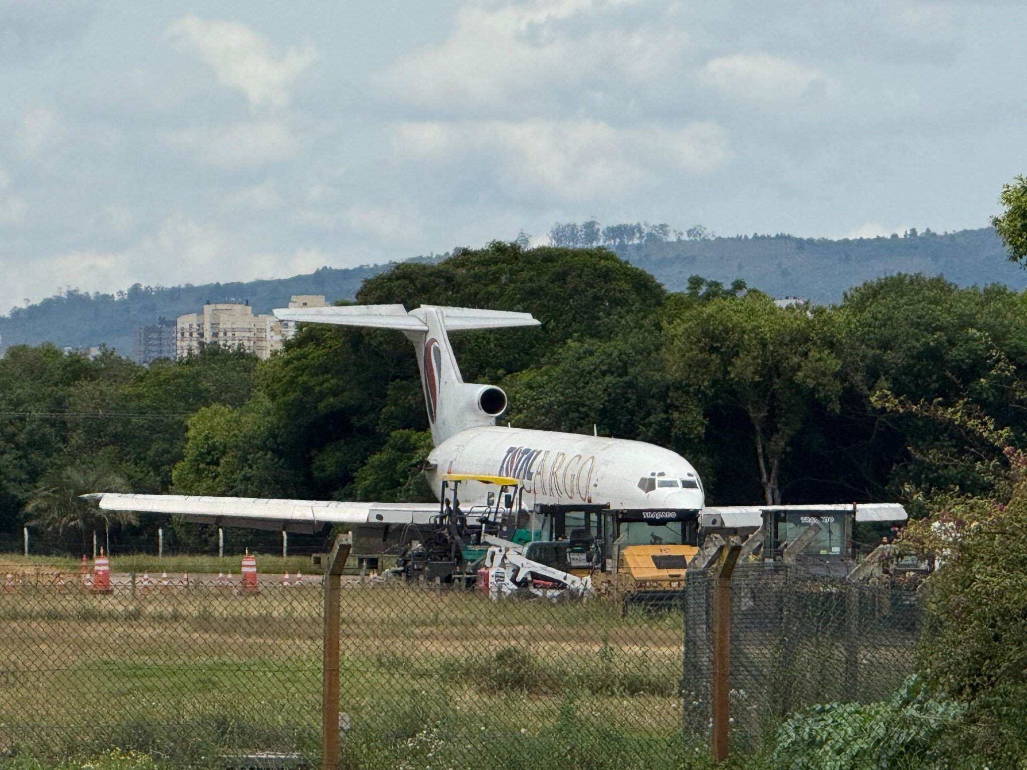 Como está o avião raro que ficou um mês ilhado no aeroporto de Porto Alegre