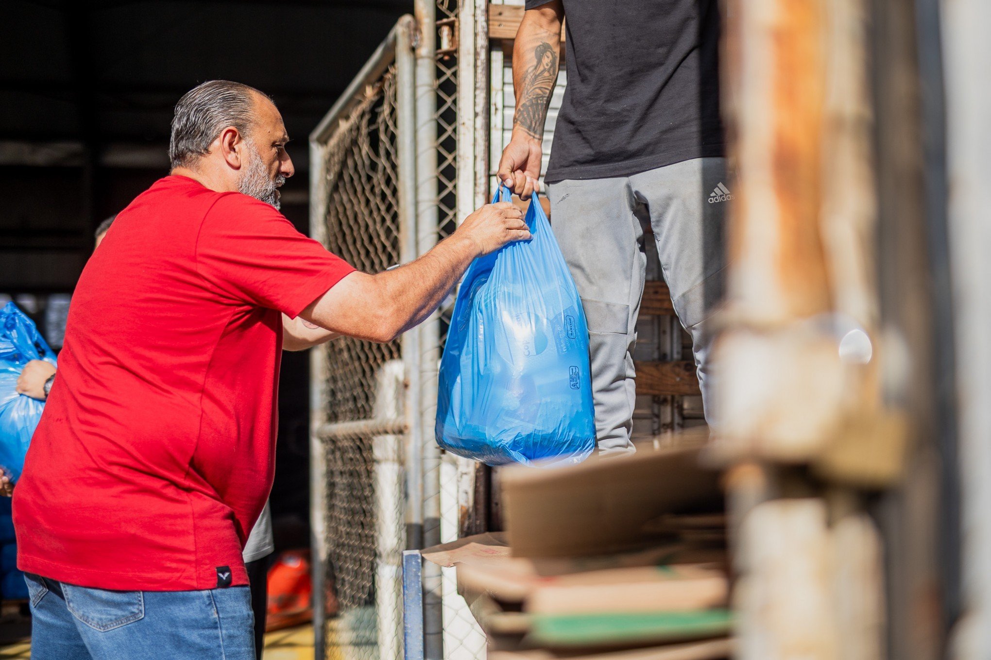Centros de Distribuição passam a realizar a entrega de cestas básicas e roupas a partir desta segunda-feira