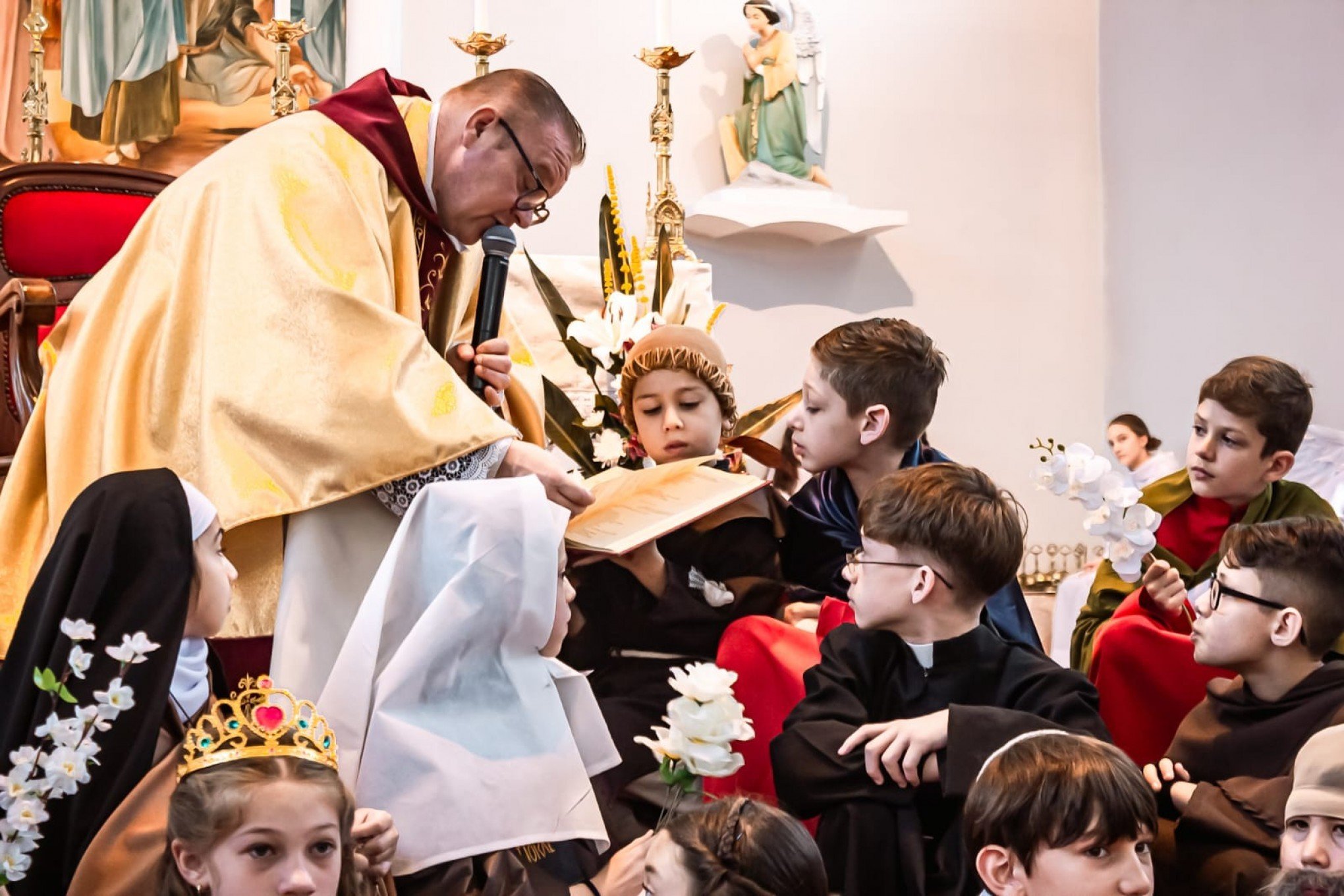 Mais de 100 crianças vestidas de santos lotam igreja de Campo Bom