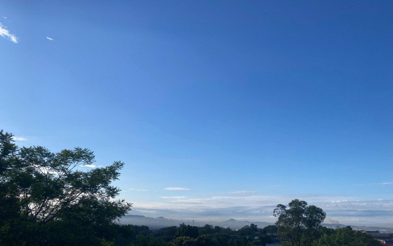 Manhã de terça-feira é de céu azul com sol entre nuvens em Novo Hamburgo | abc+