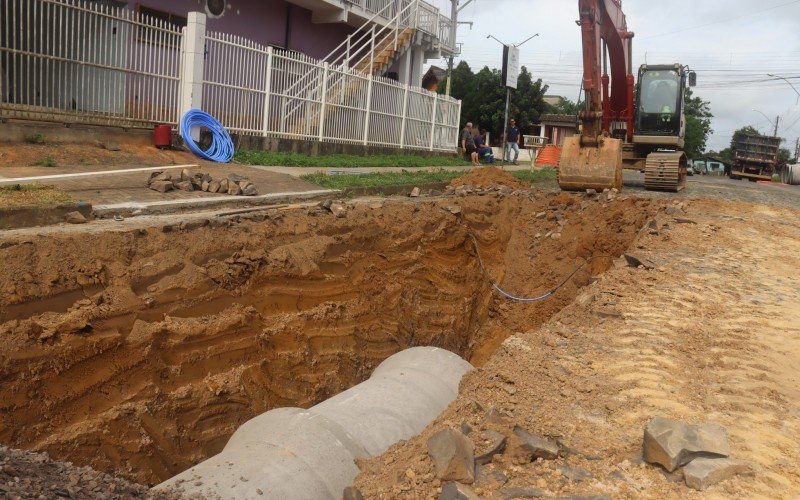 Trecho da Rua Carlos Bier, no bairro Feitoria, é bloqueado para obras na rede pluvial