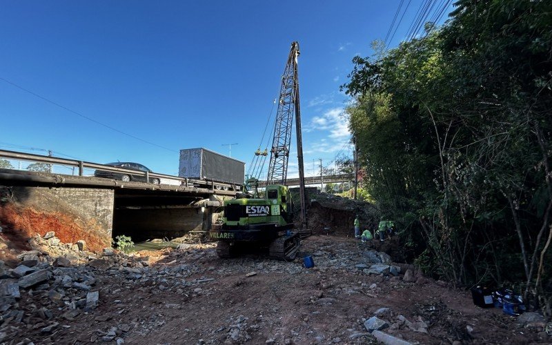 Guindaste é usado para cravar estacas da fundação da obra  | abc+