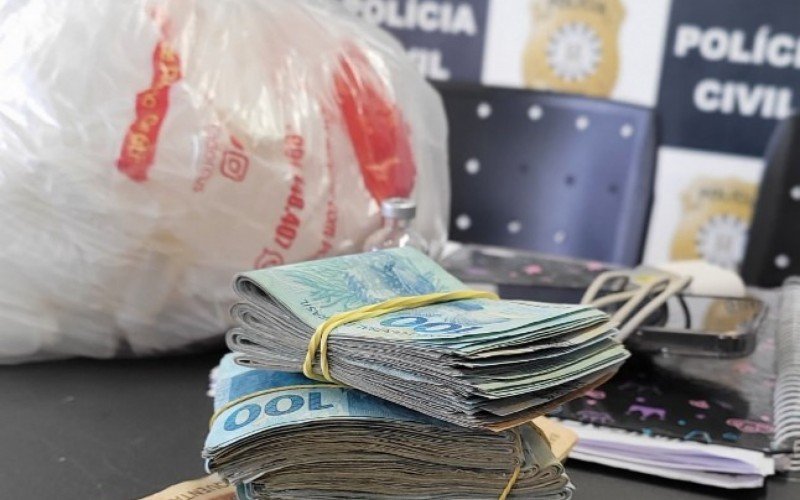 Policiais apreenderam R$ 25 mil em dinheiro somente durante o cumprimento de um mandado judicial na manhã desta terça-feira (5)