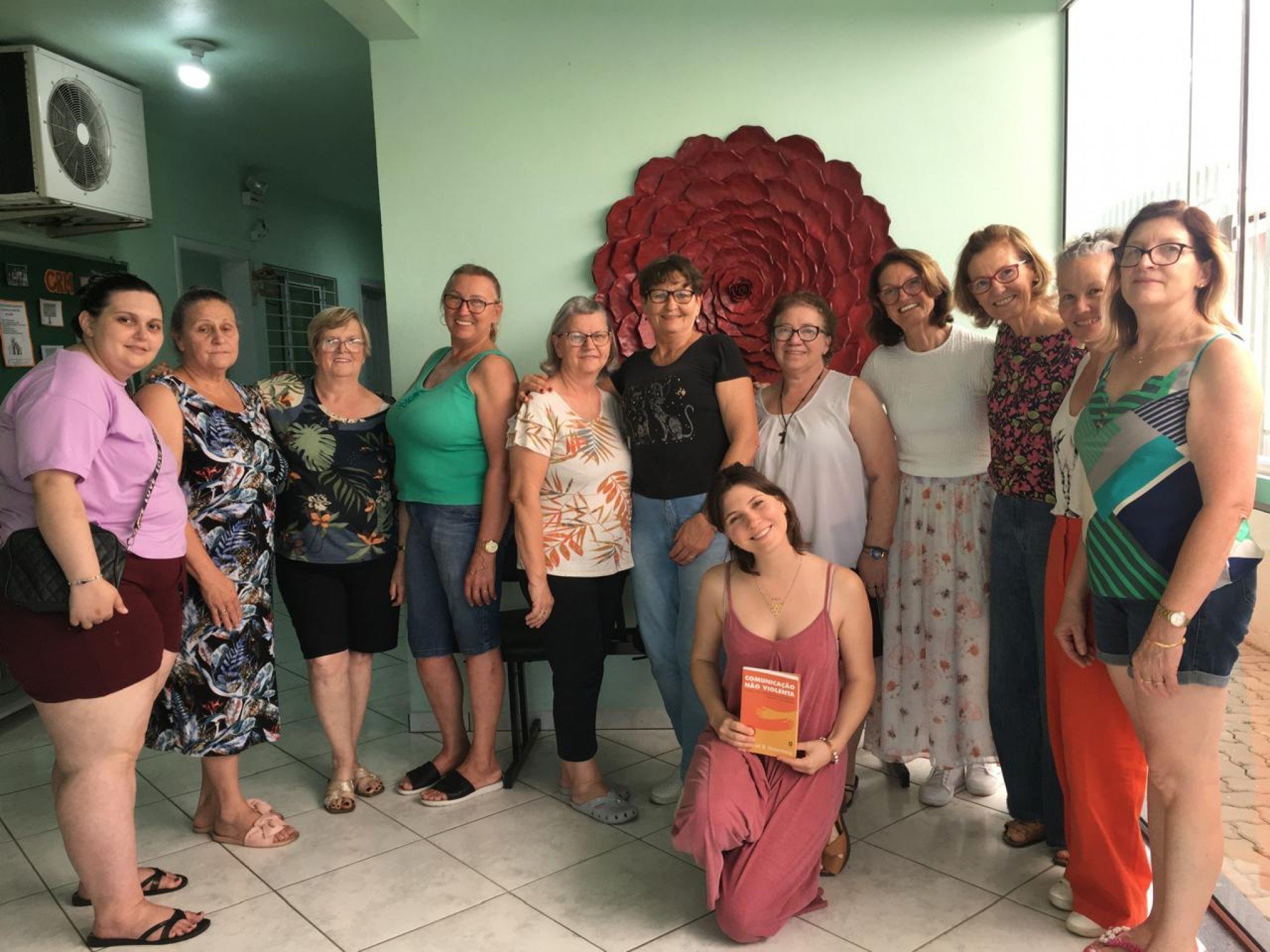 Grupo de participantes presentes no terceiro encontro, junto da agente cultural Maria do Carmo Dilly | abc+