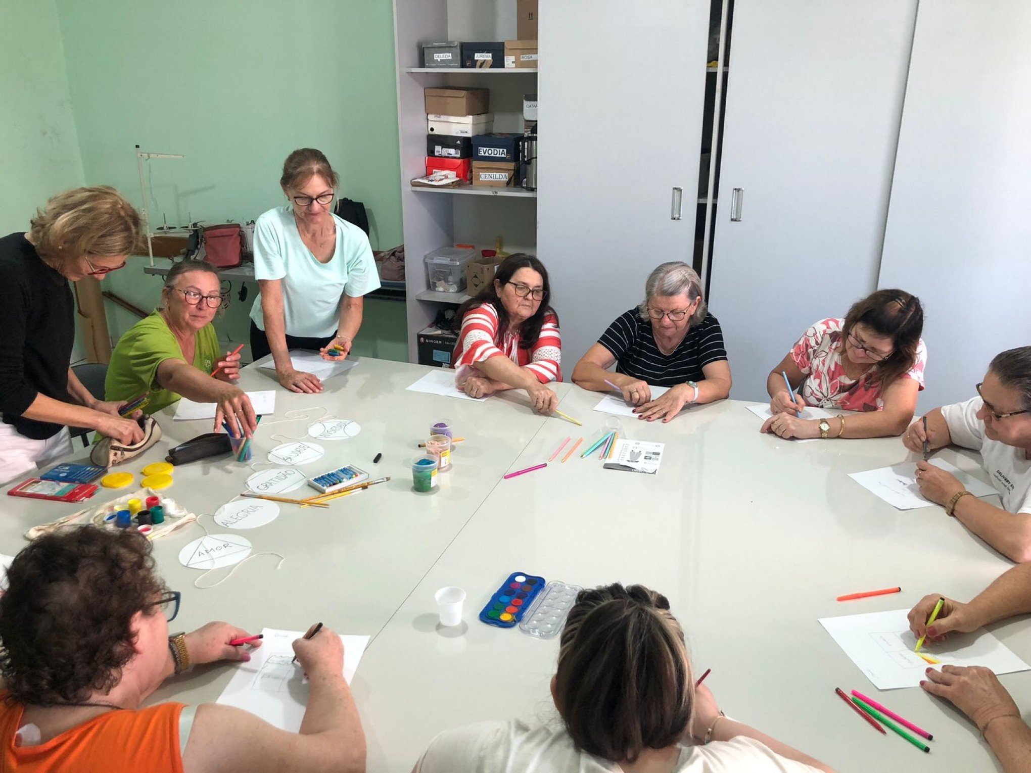 Participantes em atividade prática, refletindo sobre diferentes sentimentos existentes no dia a dia e associando-os a cores | abc+