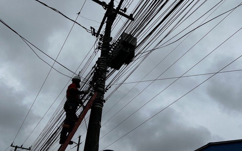 Mutirão para remover fios soltos e inservíveis na Rua Guia Lopes teve mais uma etapa realizada nesta quarta-feira (6)