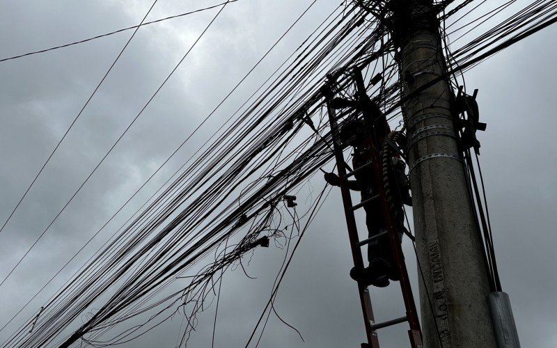 Mutirão para remover fios soltos e inservíveis na Rua Guia Lopes teve mais uma etapa realizada nesta quarta-feira (6)