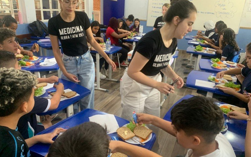 Alunos de Medicina da Ulbra ensinam práticas saudáveis em escola de Canoas | abc+