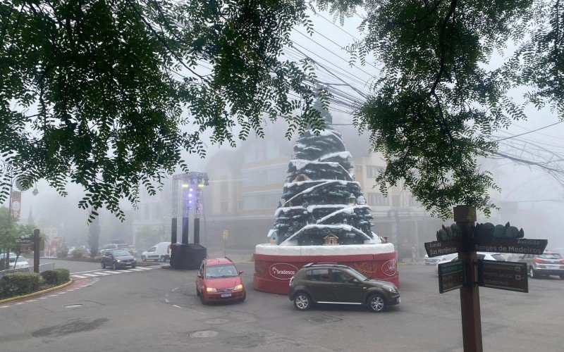 Centro de Gramado com chuva e neblina