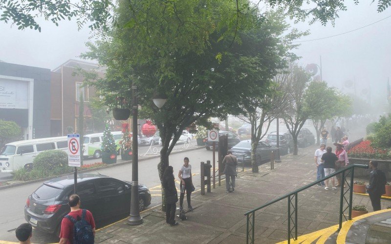 Centro de Gramado com chuva e neblina